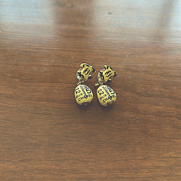 Authentic Chanel earrings, lightweight wood and painted design. Vintage - Picture 1 of 2